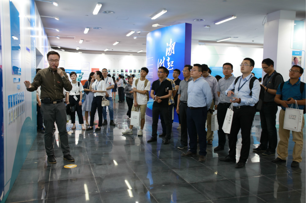 图十六 求是大讲堂参观_meitu_16.jpg 图十六 求是大讲堂参观_meitu_16.jpg