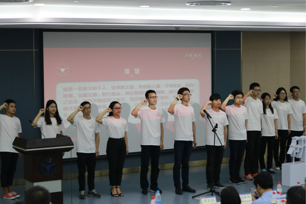 图十二 学生组织宣誓_meitu_12.jpg 图十二 学生组织宣誓_meitu_12.jpg